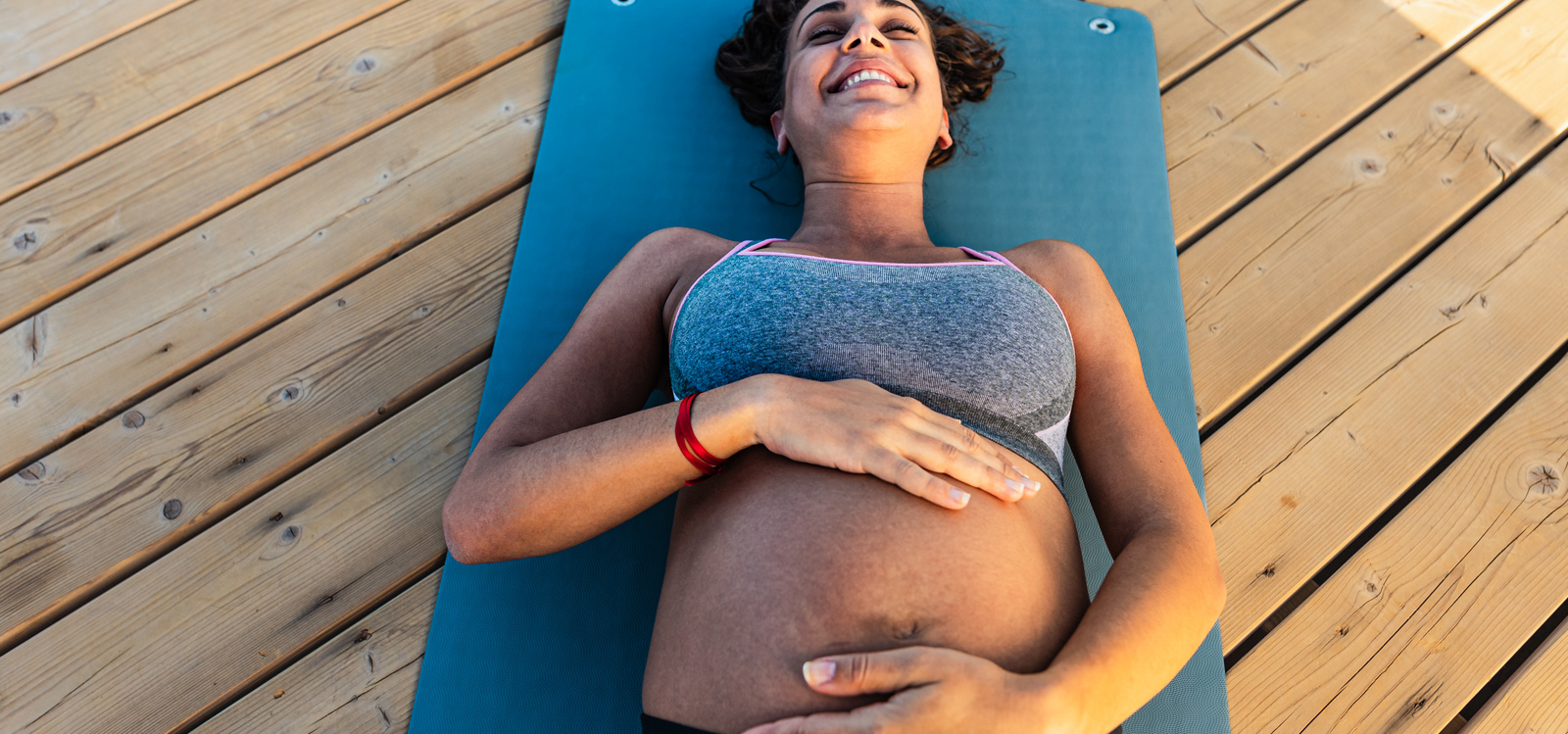 Grávida a fazer exercício Grávida a fazer exercício